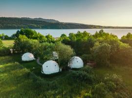 Biała Czapla Glamping z balią nad jeziorem czorsztyńskim，位于Maniowy的豪华帐篷营地