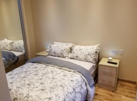 London Luxury Apartment 4 Bedroom Sleeps 12 people with 4 Bathrooms 1 Min walk from Station，位于Wanstead的酒店
