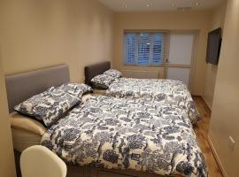 London Luxury Apartments 3 Bedroom Sleeps 8 with 3 Bathrooms 4 mins walk to tube free parking，位于依尔福的度假短租房