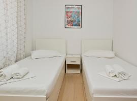 Luka's Lodge Guesthouse & Hostel，位于赫瓦尔的木屋