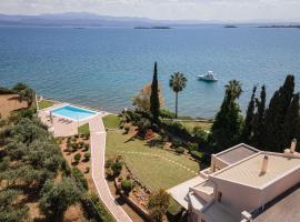 Eretria Luxurious Seafront Villa，位于哈尔基斯的酒店