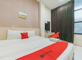 RedDoorz near Pasar Tarapung Siring Banjarmasin，位于班贾尔马辛的酒店