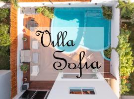 Villa Sofía Holiday Accommodation，位于坎昆安德烈斯金塔纳罗奥体育场附近的酒店