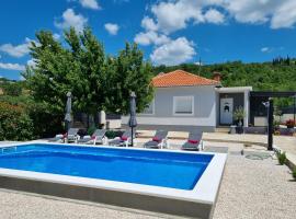 Holiday home "Olive tree", with new pool, jacuzzi and sauna，位于Šestanovac的酒店