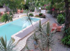 Kokrobite Gardens Restaurant and Guest House，位于Kokrobite的酒店