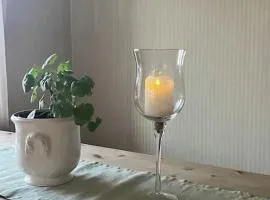 Koselig gammelt hus på gård