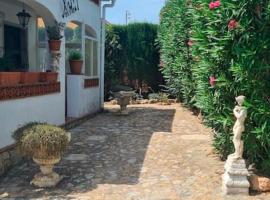 Xalet Azul, your secret garden in L'Escala，位于莱斯卡拉的酒店