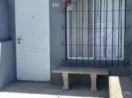 Perla Gris Chascomus Departamento a 3 cuadras de la laguna y 4 del centro，位于查斯科穆斯的酒店