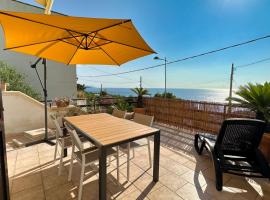 Marina di Andrano - Alisso, casa vista mare con parcheggio privato e wifi，位于安德拉诺的酒店