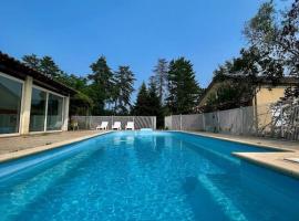 Maison avec piscine en Ardèche，位于Ucel的酒店