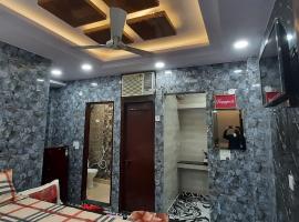 Aggarwal luxury room with private kitchen washroom and balcony along with fridge, Ac, Android tv, wifi in main lajpat nagar，位于新德里的民宿