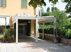 Gli Alloggi De Il Piccolo Borgo，位于马焦雷堡的住宿加早餐旅馆