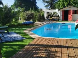 Dépendance cosy entre jardin privé et piscine partagée