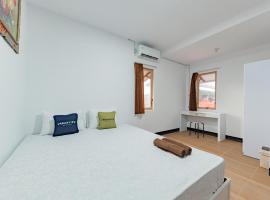 Urbanview Hotel Tropical Ketapang by RedDoorz，位于加拉旺的酒店