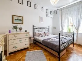 Aristocratic 2bdrm Central Apartment