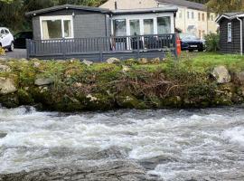 Stunning 3 Bed Riverside Cabin in Snowdonia，位于Caeathro的木屋