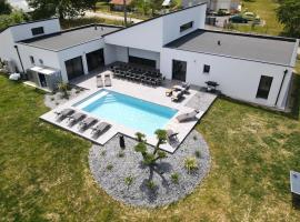 Villa de Groupe avec Piscine, Jacuzzi et Vue Nature，位于Pierric的酒店