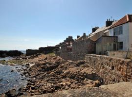 Aqua Vista- seafront cottage Cellardyke，位于安斯特拉瑟的酒店