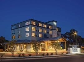The Bevy Hotel Boerne, A Doubletree By Hilton，位于伯尼Cascade Caverns附近的酒店