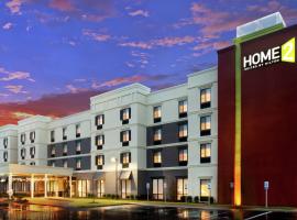 Home2 Suites by Hilton Long Island Brookhaven，位于Yaphank的带泳池的酒店