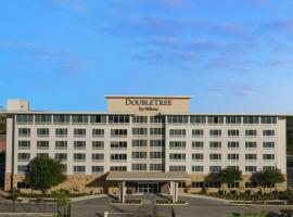 DoubleTree by Hilton San Antonio Northwest - La Cantera，位于圣安东尼奥德州六旗游乐园附近的酒店