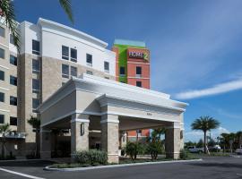 Home2 Suites By Hilton Cape Canaveral Cruise Port，位于卡纳维拉尔角帕拉赛尔可可海滩附近的酒店