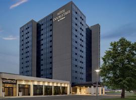 Doubletree By Hilton Pointe Claire Montreal Airport West，位于潘特克莱尔蒙特利尔皮埃尔埃利奥特特鲁多国际机场 - YUL附近的酒店