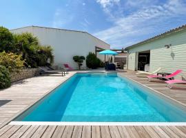 Dans le centre du village de Ste Marie, au calme, superbe villa avec piscine，位于雷岛圣玛丽的酒店