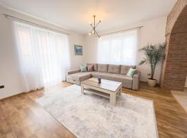 Luxurious and Cosy Brick Apartment - Free private parking，位于萨拉热窝Government of Federation of Bosnia and Herzegovina附近的酒店