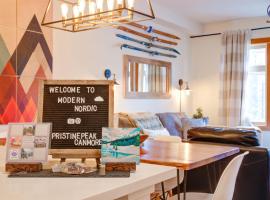 Modern Nordic 2 Bedroom Mountain View Condo，位于坎莫尔的酒店