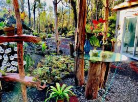 Exotic Garden cottage at amazing volcano fissure，位于芒廷维尤的别墅