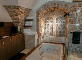 Templars suite，位于阿卡的带按摩浴缸的酒店