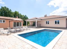 Villa Fortuna - spatious villa for 8 guests with pool and garden, Ferienhaus Istrien，位于拉莎的度假短租房