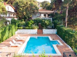 Homie Suites - 3br villa w pool in Heybeliada，位于王子岛群的别墅