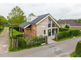 Detached holiday home in a wooded area near the beach