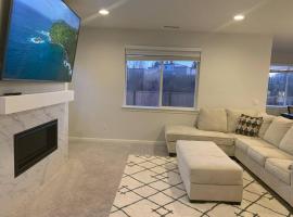 Luxe Living Lake Stevens Home!，位于Lake Stevens的酒店