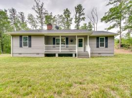 Cozy Home in Star Tannery with Private Backyard!，位于Gravel Springs的酒店
