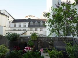 Bright, spacious apartment with a lovely terrace in the heart of Aachen，位于亚琛亚琛圣诞集市附近的酒店