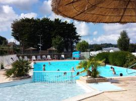 Bungalow de 3 chambres avec piscine partagee jardin et wifi a Louannec，位于劳恩尼克的度假屋