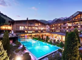 Hotel Quelle Nature Spa Resort，位于卡西圣马达莱娜的酒店