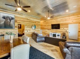 Burkesville Cabin, 3 Mi to Dale Hollow Lake!，位于Frogue的酒店