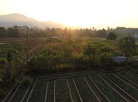 Forest Side Farm - Homestay at Kotabagh Near Nainital and Jim Corbett，位于Kota Bāgh的农家乐