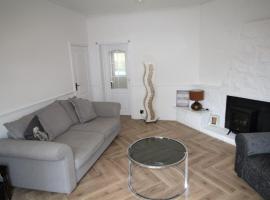 Whitley Bay - Sleeps 6 - Refurbished Throughout - Fast Wifi - Dogs Welcome，位于惠特利湾的酒店