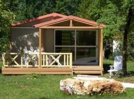 CAMPING HERMITAGE DES 4 SAISONS，位于Saint-Julien-de-Bourdeilles的酒店