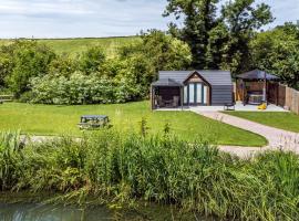 Acorn Lodge At Bridge Lake Farm & Fishery，位于班伯里的乡村别墅