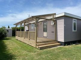 Chalet Boerennest - Heerlijk chalet met overkapt terras en 3 slaapkamers - max 5 pers - 3 km van Noordzee - locatie op camping Moorhoek 10，位于洛坎杰的酒店