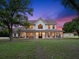50 Acre Countryside Haven With Hiking Trails, Fossils, Pickleball Court, Basketball, Arcade, In-Ground Trampoline, Pool and Jacuzzi residence，位于格伦罗斯的酒店