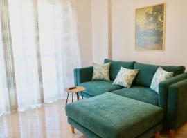 Serene Green One-Bedroom Condo，位于伏罗拉的酒店