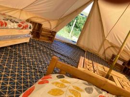 Roaches Retreat Eco Glampsite - Rocky Reach Bell Tent，位于Upper Hulme的豪华帐篷