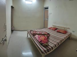 Tiwari Dharamshala Guest House，位于乌贾因的酒店